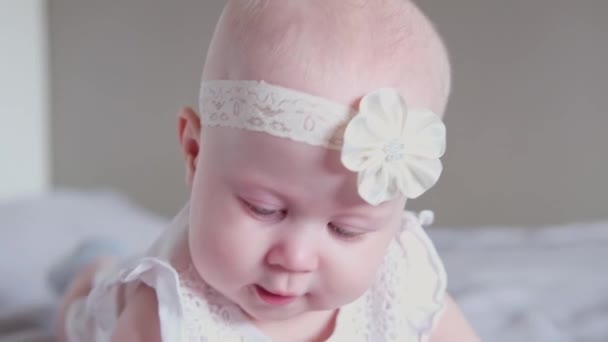 Mavi Evetlerle Güzel Küçük Bir Kız Çocuğu Yatağa Uzanıp Kameraya — Stok video