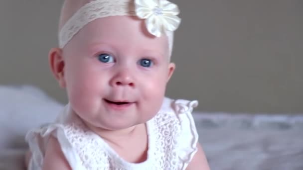 Słodka Dziewczynka Leży Brzuchu Łóżku Patrzy Obiektyw Uśmiecha Się Wczesny — Wideo stockowe