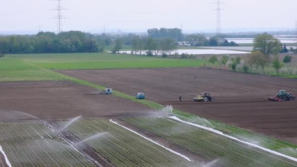 Irrigatie Landbouwbeeldvelden Met Kunstmatig Geïrrigeerde Landbouwmachines Het Veld Besproeien — Stockvideo