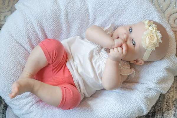 Retrato Bebê Bonito Menina Deitada Costas Chupando Dedo Dentição Criança Fotografias De Stock Royalty-Free