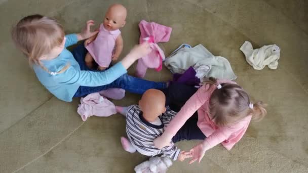 Close Happy Adorable Little Preschool Kids Girls Plays Enjoy Game — стоковое видео
