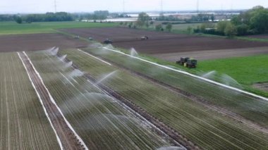 Sulama: Yapay sulama ve tarım makineleriyle tarımsal çekim alanları. Tarlayı suluyorum.,