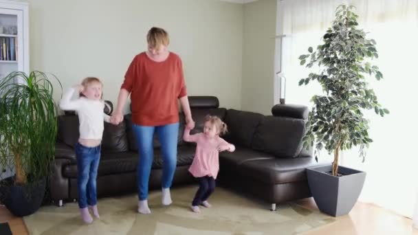Мати Нянька Розважається Милими Маленькими Дівчатами Які Танцюють Вітальні Щаслива — стокове відео