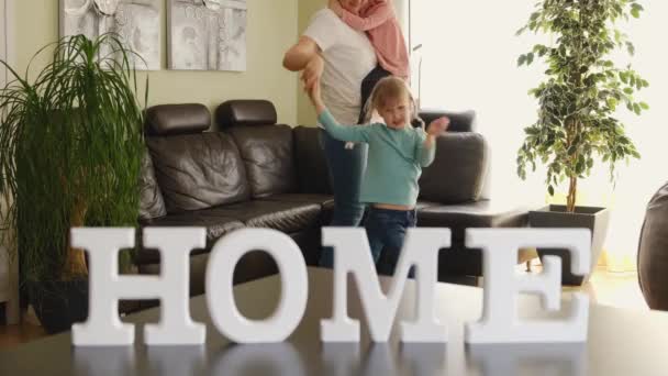Active Mom Babysiter Cute Little Kids Daughters Jumping Dancing Modern — Vídeo de Stock