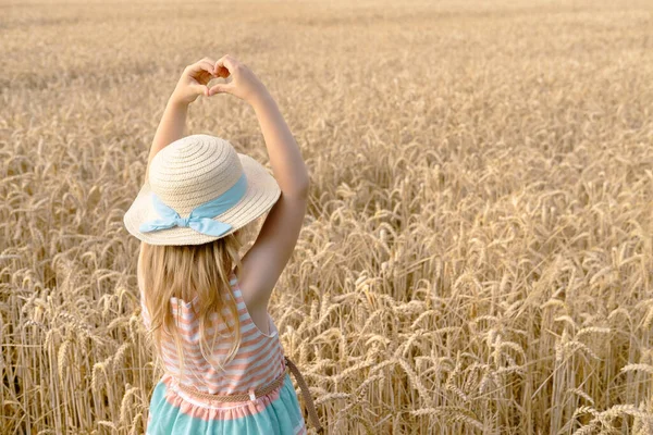 Blond Girl Looks Wheat Field Shows Heart Her Hands Summer — Fotografia de Stock