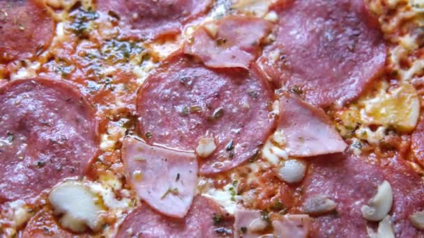 Pastırmalı Salamlı Lezzetli Pizzalar Stüdyoda Masanın Üzerinde Dönüyordu — Stok video