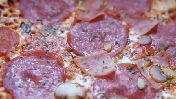 Macro Shot Delicious Pizza Bacon Salami Rotating Table Studio — ストック動画