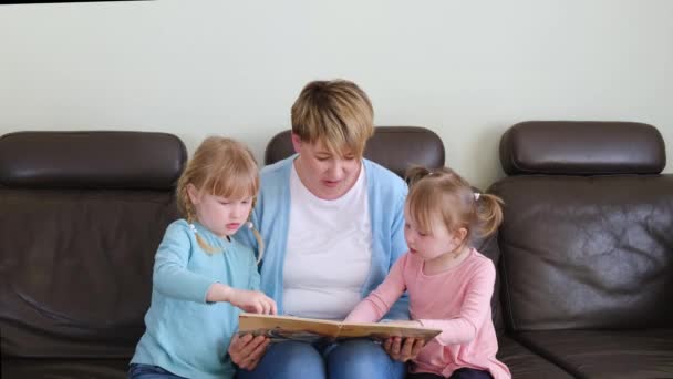 Mother Preschool Cute Daughters Having Fun Home Eading Fascinating Fairy — Vídeo de Stock