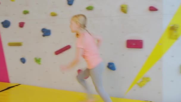 Söt Liten Blond Flicka Gör Övningar Gymnastikmatta Koncept Hälsosamt Levande — Stockvideo
