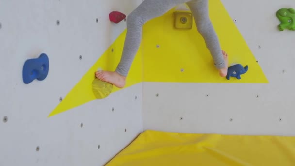 Tapferes Kleines Blondes Mädchen Klettert Kletterhalle Künstliche Wand Hoch Kindheit — Stockvideo