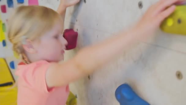 Moedig Kind Klein Blond Meisje Klimt Kunstmatige Muur Rotsklimmen Sportschool — Stockvideo