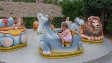Schlangenbad, Almanya - 27 Ağustos 2022: Peri masalı atlıkarınca Taunus Wunderland Parkı 'nda çocuklarla birlikte dönüyor.