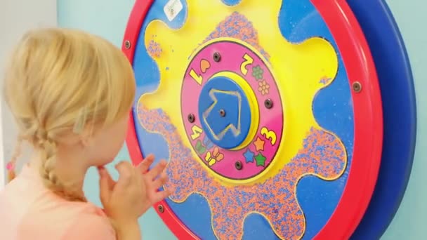 Mutlu Küçük Kız Kum Çakıl Oyunu Oynamaktan Hoşlanıyor Rakamları Öğren — Stok video