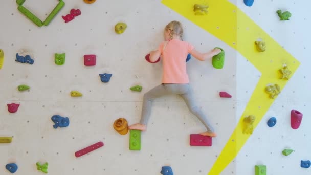 Moedig Kind Klein Blond Meisje Klimt Kunstmatige Muur Rotsklimmen Sportschool — Stockvideo