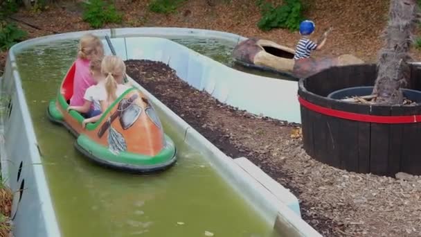 Schlangenbad Germany August 2022 Children Paddle Kayak 独木舟上的孩子在陶乃斯湾公园度过暑假的水上乐趣 — 图库视频影像