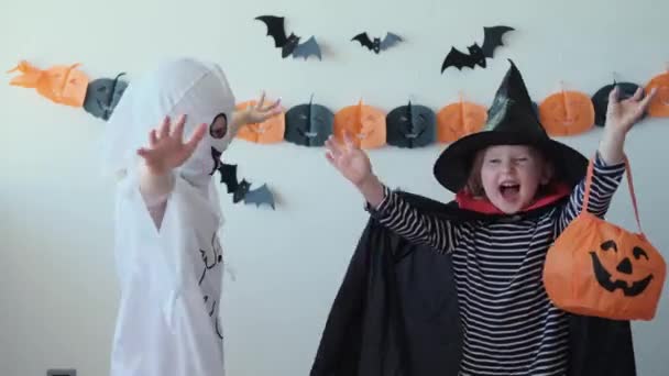 Halloween Gyerekek Fekete Kalapban Halloween Jelmezben Otthon Táncolnak Mosolyognak Furcsán — Stock videók