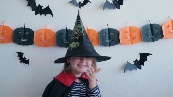 Crianças Halloween Com Chapéu Preto Traje Halloween Danças Casa Sorrisos — Vídeo de Stock