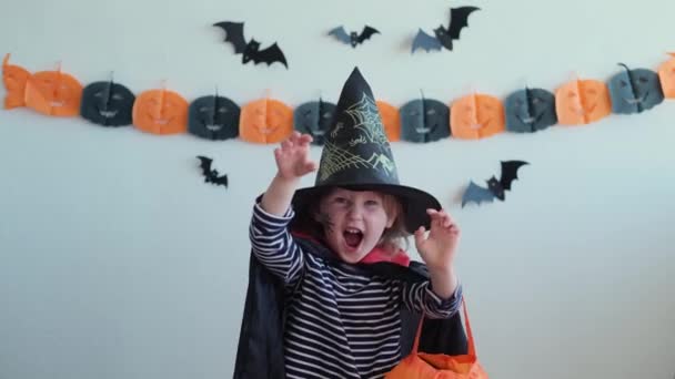 Fetiţa Îmbrăcată Costum Vrăjitoare Sperie Joacă Poveşti Groază Copiii Halloween — Videoclip de stoc