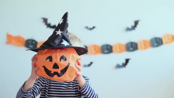 Ragazzo Halloween Casa Bambino Che Tiene Balla Una Testa Felice — Video Stock