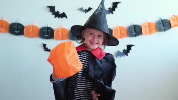 Halloweenkind Klein Meisje Gekleed Als Een Vampier Kostuum Hebben Plezier — Stockvideo