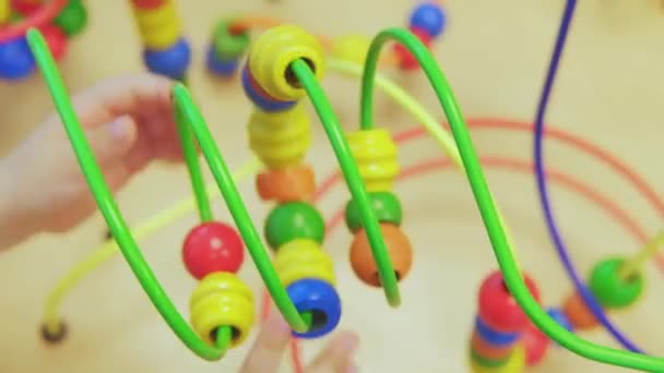 Crianças Mãos Jogando Fio Madeira Labirinto Educativo Jogo Brinquedo Blocos — Vídeo de Stock