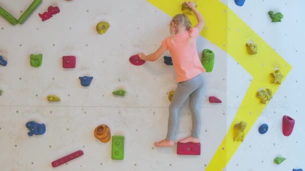 Tapferes Kleines Blondes Mädchen Klettert Kletterhalle Künstliche Wand Hoch Kindheit — Stockvideo