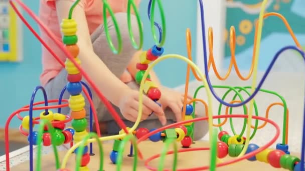 儿童手玩木线迷宫教育游戏玩具幼儿块 一款开发手部逻辑和精细运动技巧的游戏 有选择的重点 — 图库视频影像