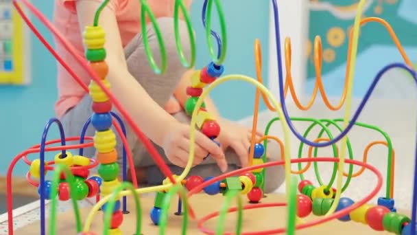 Crianças Mãos Jogando Fio Madeira Labirinto Educativo Jogo Brinquedo Blocos — Vídeo de Stock