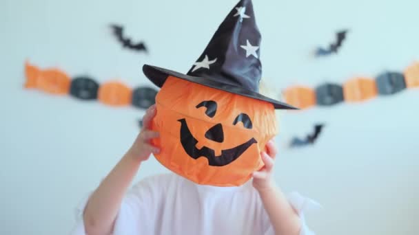 Dzieciak Halloween Domu Dziecko Trzymające Tańczące Szczęśliwą Głowę Dziecko Jest — Wideo stockowe