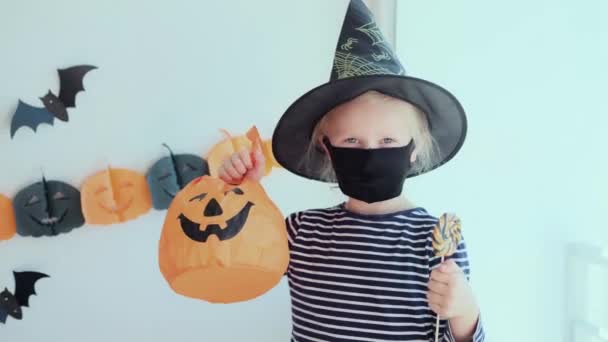 Smutná Blondýnka Kostýmu Která Dívá Okna Domů Kbelíkem Sladkosti Halloween — Stock video