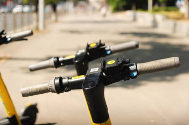 Wi-fi logosu ve kullanıcı tanımlaması için QR kodu olan yakın çekim elektrikli scooter direksiyonu.