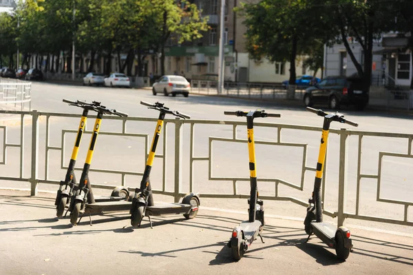 Dużo żółtych skuterów elektrycznych do dzielenia się na ulicy miejskiej — Zdjęcie stockowe