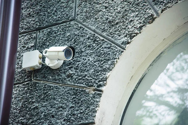 Kamera CCTV na ścianie domu przy zwykłej ulicy. — Zdjęcie stockowe