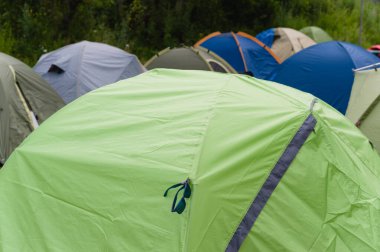 Modern bir kamp alanında birçok farklı renk çadırı vardır..