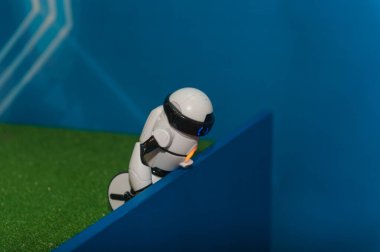 İki tekerlekli bir robot çitin üzerinden düşüyor. Robot intihar etmeye çalışıyor..