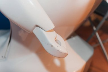 Kullanılmış bir robotun eli. Android el.