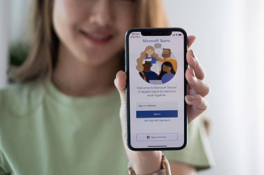 CHIANG MAI, THAILAND - OCT 03, 2021: Evden izole bir şekilde uzaktan çalışmaya hazır, Microsoft Ekipleri sosyal platformunu indiriyor.