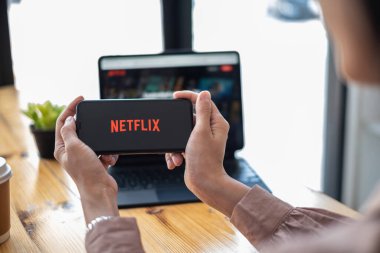 CHIANG MAI, THAILAND OCT 01, 2021: iPhone XS ekranında Netflix logosu. Netflix, televizyon bölümleri ve filmler için uluslararası bir abonelik hizmetidir..