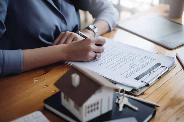 Cierre del documento de verificación de la mujer de negocios antes de firmar el acuerdo para comprar casa. Gerente de banco y concepto de bienes raíces. — Foto de Stock