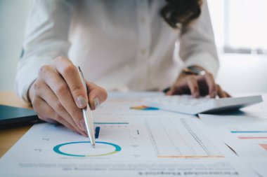 Yatırım borsasını finansal evraklarla araştıran ve analiz eden fon yöneticileri.