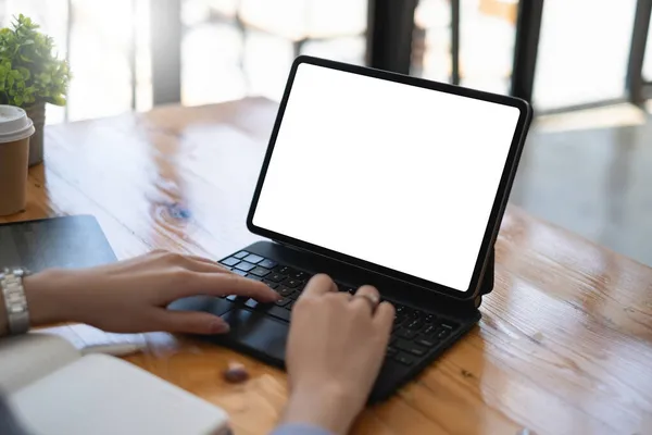Femme d'affaires tapant sur clavier tablette numérique. Écran vierge pour votre publicité. — Photo