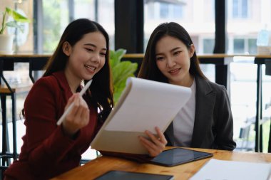 Analitik istihbarat konsepti. İş adamları grubu, toplantıda yatırım için dizüstü bilgisayarda mevcut mali ve ekonomik konuları tartışıyor