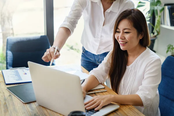 Mujer adulta enseñando a su amigo a negociar acciones en aplicación portátil. comercio, acciones, invertir concepto. — Foto de Stock