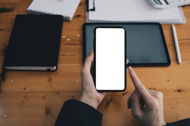 Boş ekranlı akıllı telefon cihazını tutan bir adam. Reklamınız için boş ekran.