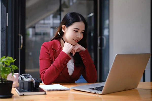 Zakenvrouw in het hebben van een videogesprek op laptop tijdens de discussie met zakenpartner tijdens het werk van thuis. — Stockfoto