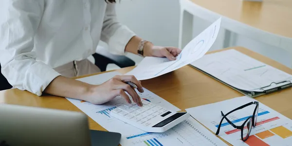 Asian Business mulher contador ou banqueiro usar calculadora e auditoria finanças planejamento vendas para cumprir metas. — Fotografia de Stock