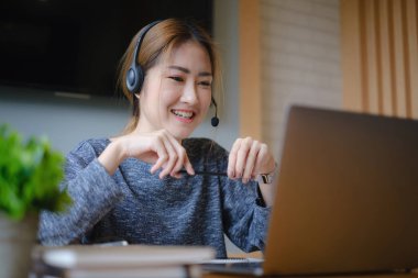 Kulaklıklı ve evde çalışan müşteri hizmetleri temsilcisi. iş destek ekibi konsepti.