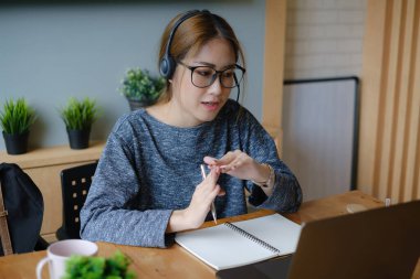 Öğrenci evde dizüstü bilgisayardan online ders alıyor. E-öğrenme, çevrimiçi, eğitim ve internet sosyal mesafesi COVID-19 virüs kavramından koruma.