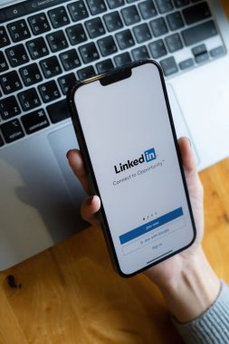 CHIANG MAI, THAILAND: 18, 2021: telefon ekranında logo bağlandı. LinkedIn, iş bağlantılarının kurulması ve aranması için bir sosyal ağdır. 2002 yılında kurulmuştur..