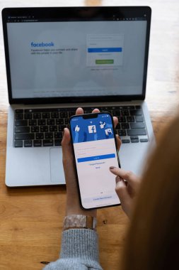 CHIANG MAI, THAILAND - 18, 2021: Bir kadın ekranda facebook uygulamalı Apple iPhone 6S tutuyor. Facebook akıllı telefonlar için fotoğraf paylaşım uygulaması. Facebook bir sosyal ağdır..